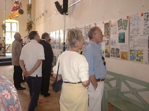 Jean Van Hamme devant un panneau de l'expo sur Dany, invit� d'honneur.