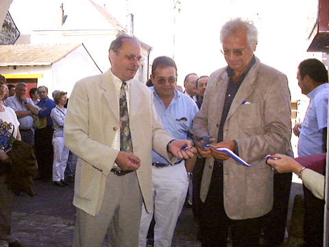 Chaque invit� aura son morceau de ruban.